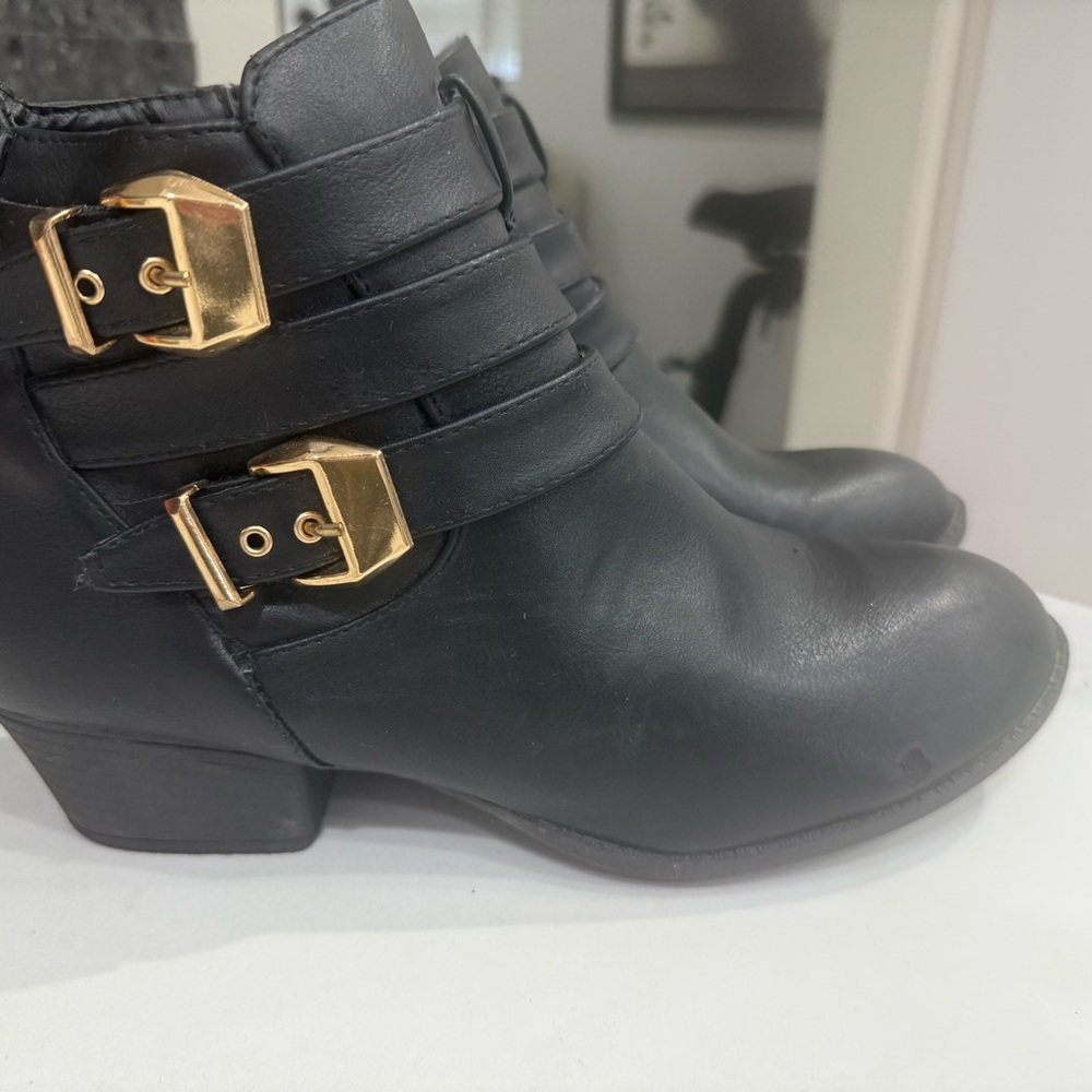 TOP Moda Ankle Boots with Gold Accents
